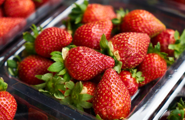 manfaat stroberi untuk MPASI, stroberi untuk bayi 8 bulan, cara membuat puree stroberi, resep MPASI stroberi, vitamin C bayi, buah MPASI sehat, stroberi MPASI bayi, Bunda, si Kecil